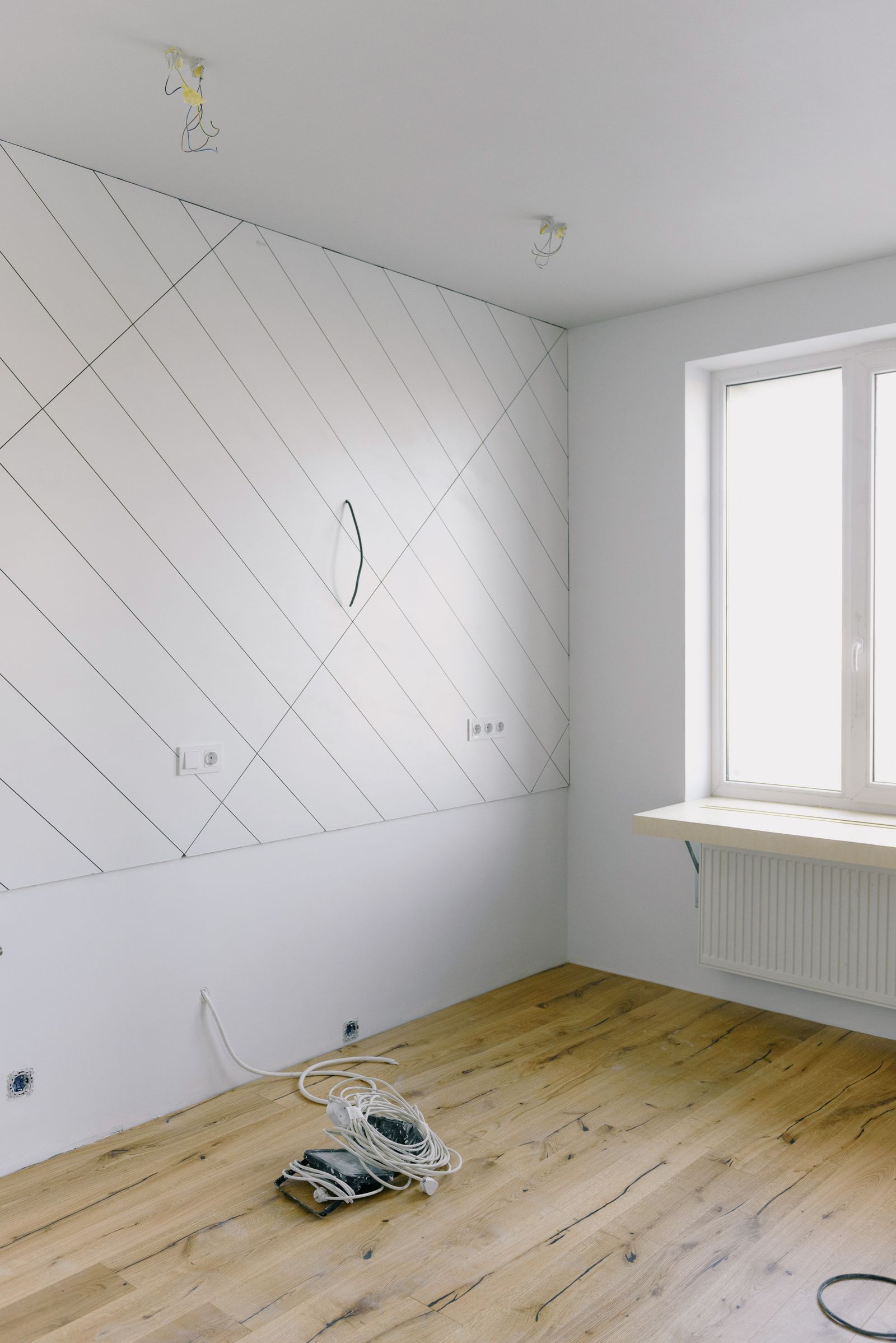 Habitación con el piso recién instalado, antes de colocar el guardapolvo